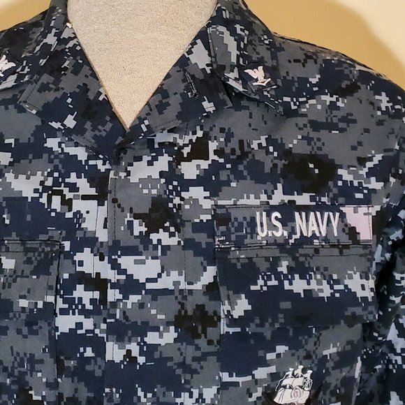 US Navy Blue Camouflage Digital Camo Shirt Size Medium Long Top USN Patches - Picture 7 of 7